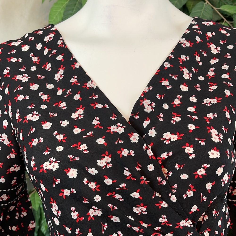 MAX STUDIO FLORAL RUFFLE SLEEVE WRAP TOP - Picture 5 of 10